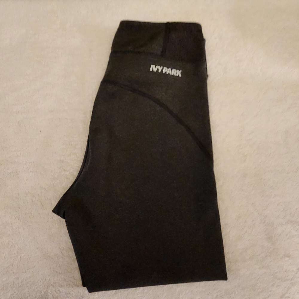 Ivy Park Black Capris Size Small. Excellent Condition No Flaws!! - Picture 3 of 4